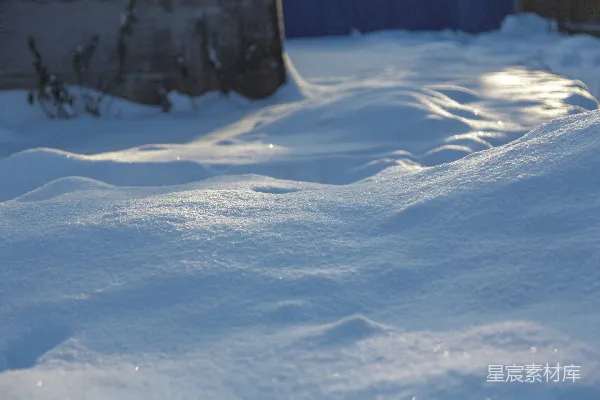 高清摄影 清晨阳光下白雪覆盖着地面。