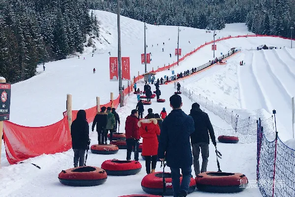 高清摄影 白天坐在红色雪橇上的人们在覆盖着积雪的地面上。