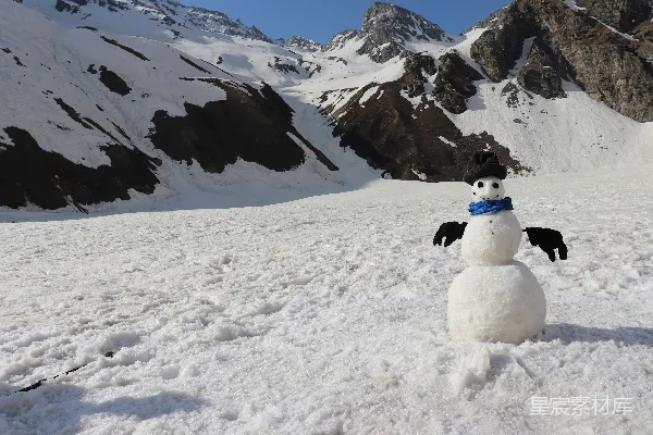 高清摄影 雪人站在一片白雪覆盖的空地上。