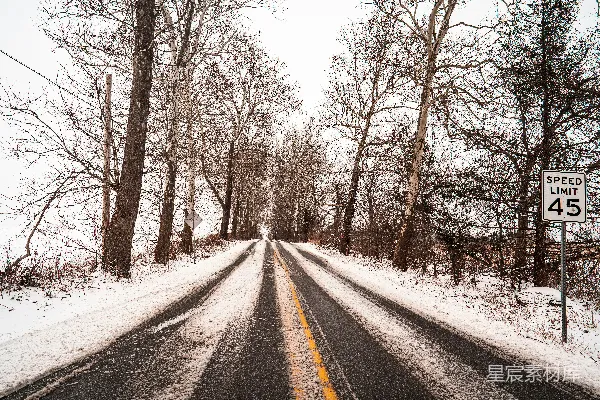 高清摄影 覆盖着白雪的道路和限速标志