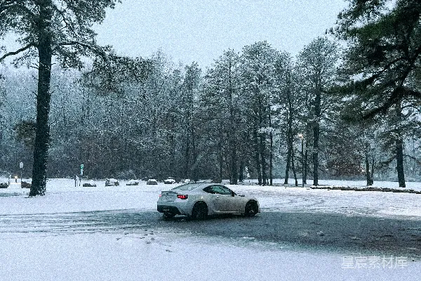 高清摄影 一辆车停在了雪地里的道路上。