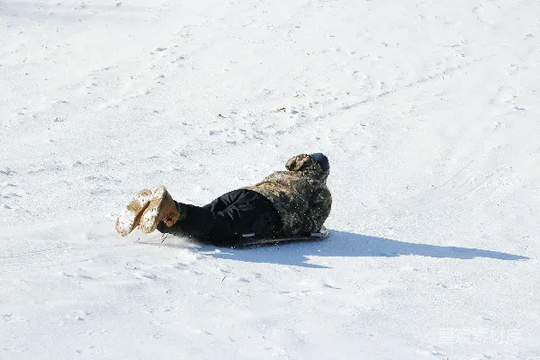 高清摄影 黑色夹克的人白天躺在覆盖着积雪的地面上