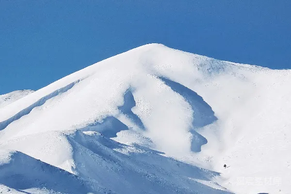 高清摄影 蓝天下的皑皑白雪 mountains covered in snow under a blue sky