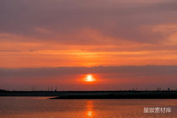 高清摄影 夕阳落下在一片水域之上