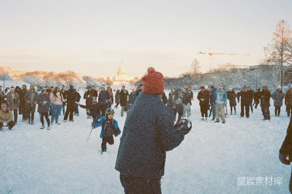 高清摄影 雪地里的人群