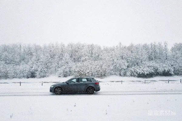 高清摄影 一辆车在雪地里靠近森林的道路行驶