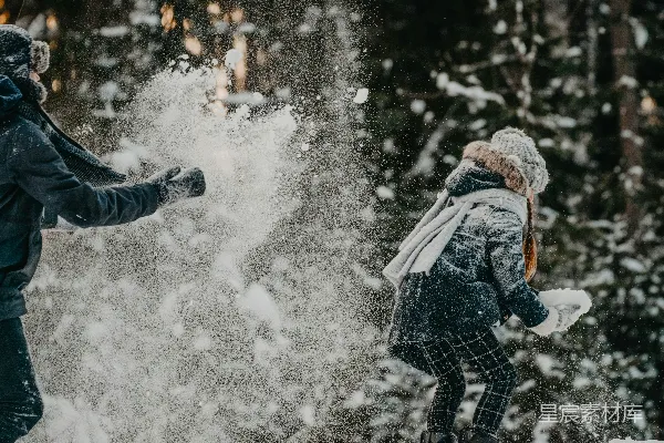 高清摄影 一个男人和一个女人在雪地里玩耍