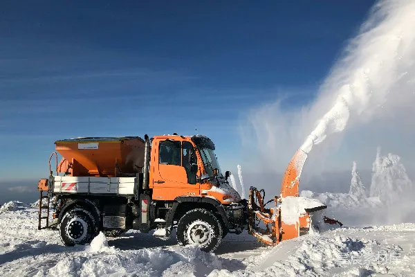 高清摄影 一辆雪铲清理山上的积雪