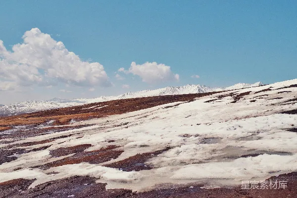 高清摄影 背景是一片蓝天的山坡覆满了积雪。
