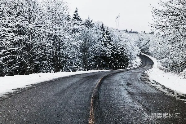高清摄影 雪地中沥青路