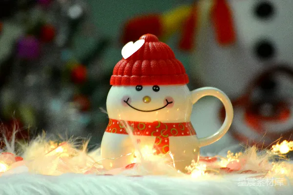 高清摄影 戴着红帽子和围巾的雪人玩偶
