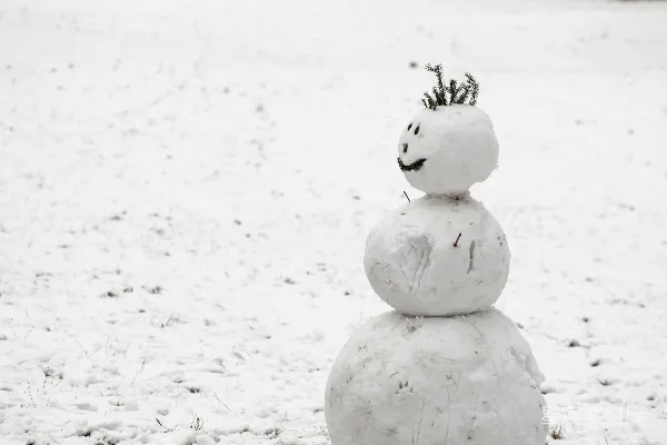高清摄影 白天，在覆盖着白雪的田野上，雪人堆成了一个雪人。