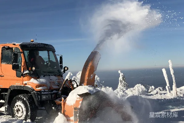 高清摄影 白天黑色和橙色的雪覆盖着的山峦