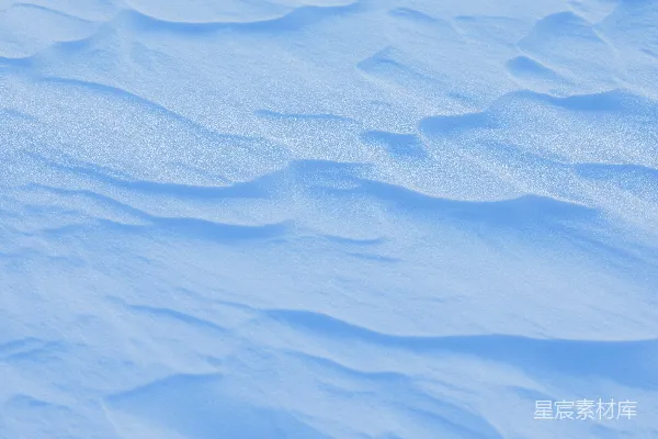 高清摄影 一个滑雪板爱好者在覆有积雪的山坡上滑行