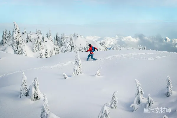 高清摄影 红色夹克和黑色裤子的人在覆盖着白雪的地面上白天行走