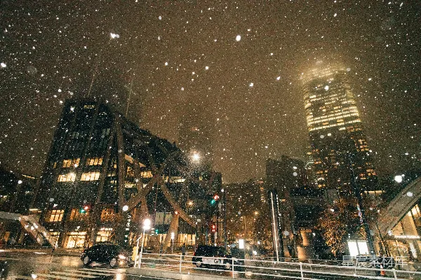 高清摄影 夜晚的城市街道上雪花飘落