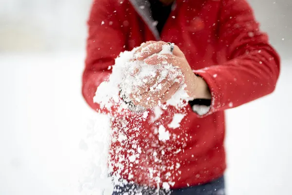 高清摄影 红色夹克的男人在空中抛雪