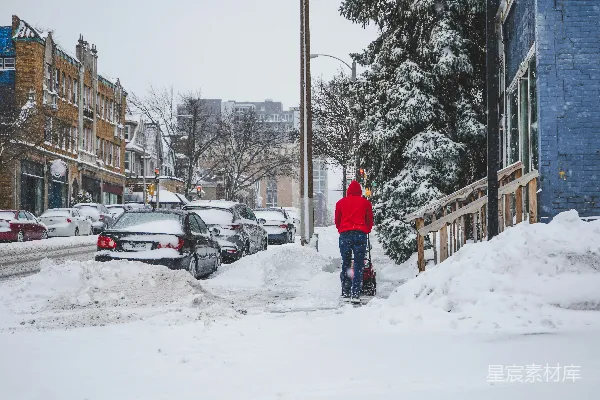 高清摄影 穿着蓝色夹克的人白天站在覆盖着积雪的地面上