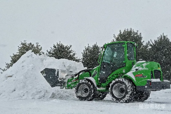 高清摄影 绿色和黑色ATV在雪覆盖的地面上