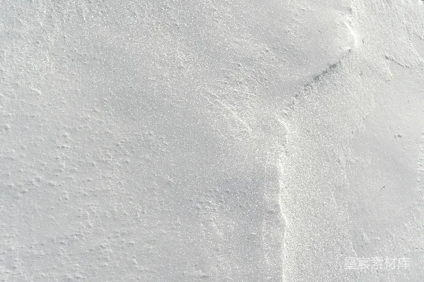 高清摄影 覆盖着白雪的地面上有脚印。