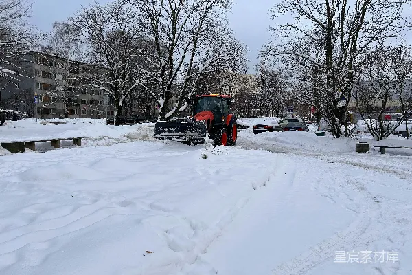 高清摄影 一辆雪犁停在一条雪地街道上