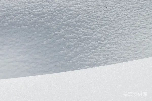 高清摄影 一个男人在覆盖着白雪的山坡上滑翔俯冲而下
