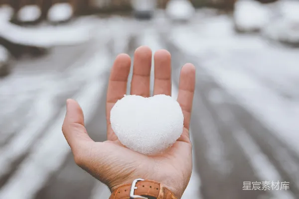 高清摄影 手持白色雪花的人