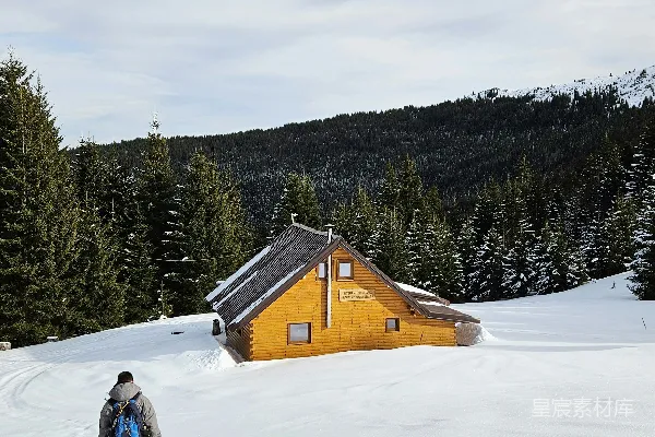 高清摄影 一个男人在覆有积雪的山坡上滑雪下滑