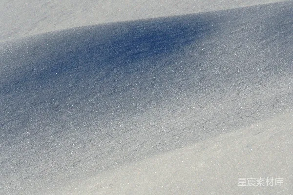 高清摄影 一个骑着雪板的人沿着覆盖着积雪的山坡滑下。