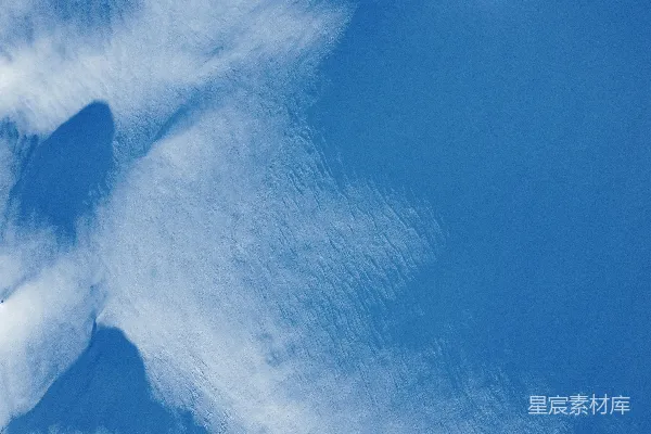 高清摄影 一个人在覆盖着积雪的山坡上滑下。
