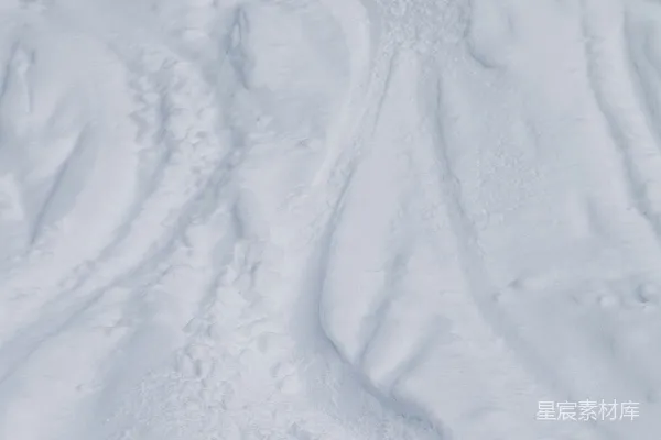 高清摄影 一个男子在覆雪的山坡上滑雪下滑