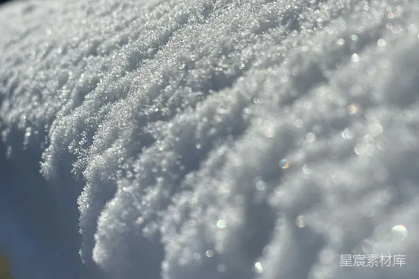 高清摄影 一幅描绘覆盖着白雪的长凳的特写镜头