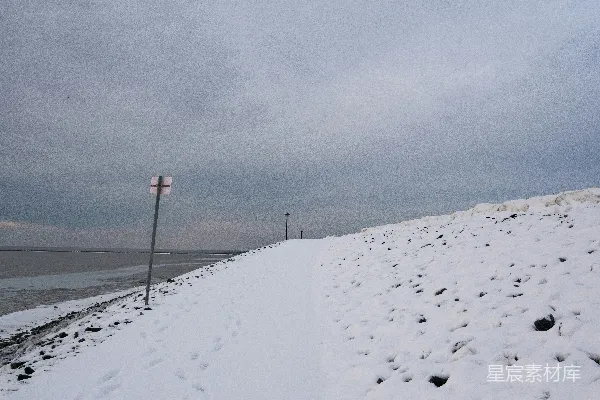 高清摄影 远处有一盏街灯覆盖着的雪covered beach