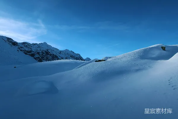 高清摄影 一个骑着单板滑雪的人沿着覆盖着积雪的山坡滑下。
