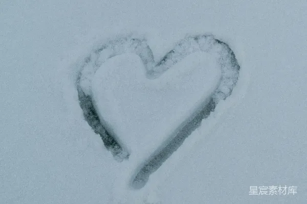 高清摄影 在雪天里心形画在雪地里