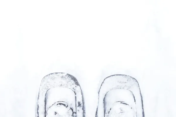 高清摄影 穿着黑色雪鞋的人
