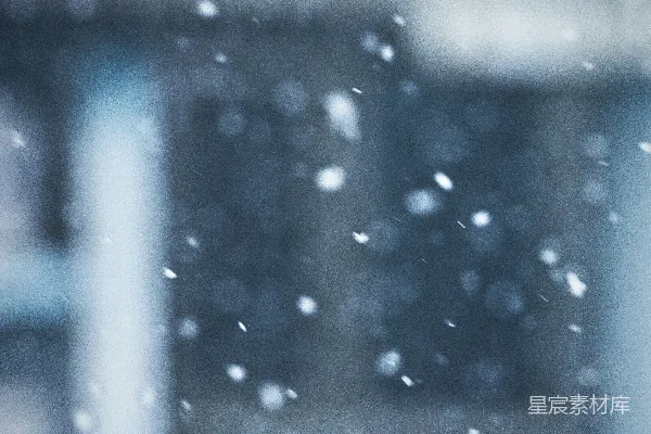 高清摄影 一幅模糊的照片，照片上有一扇窗户，窗户上有雪花飘落。