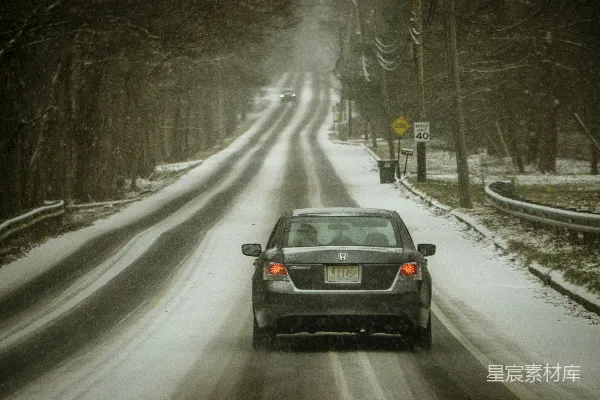高清摄影 白天黑车在路上覆盖着雪