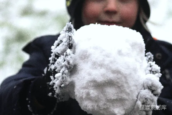 高清摄影 黑色夹克女孩手持白色雪花