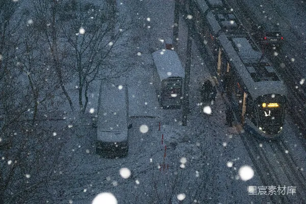 高清摄影 一列火车穿越覆雪的森林