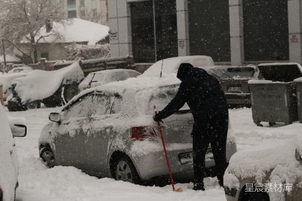高清摄影 一个人铲雪从一辆车上
