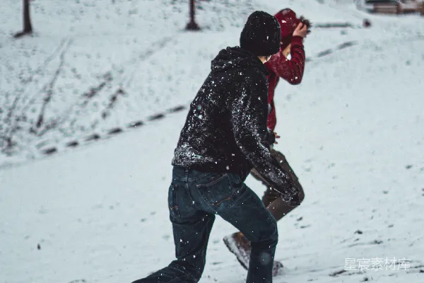 高清摄影 穿着黑色斗篷夹克的男人在雪地里行走