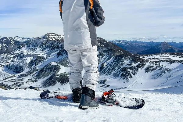 高清摄影 站在覆雪山坡上的一个男人