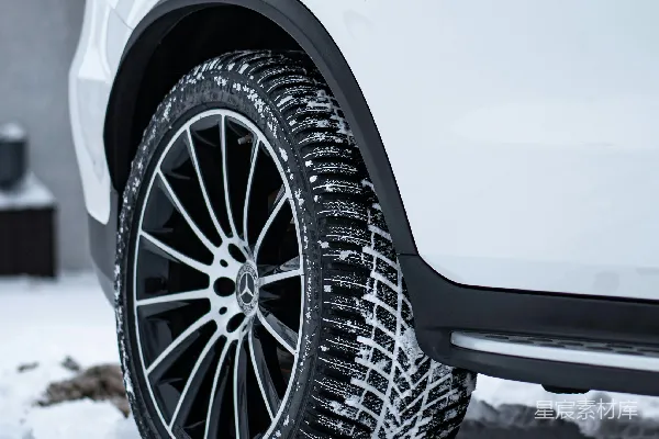 高清摄影 一辆白色的小汽车停在雪中