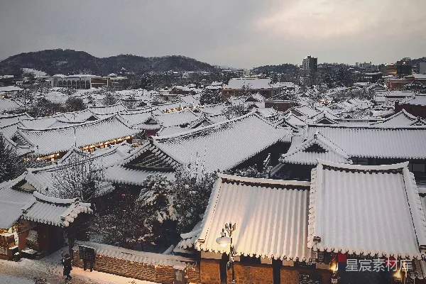 高清摄影 覆盖着白雪的城市里有许多建筑物