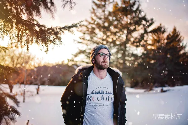 高清摄影 白天站在雪地里的男人