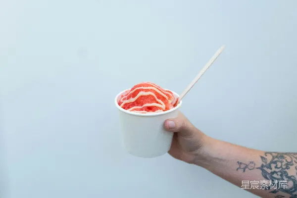 高清摄影 一只手拿着一杯咖啡