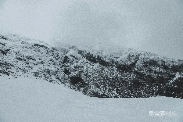 高清摄影 白天覆雪的山峰