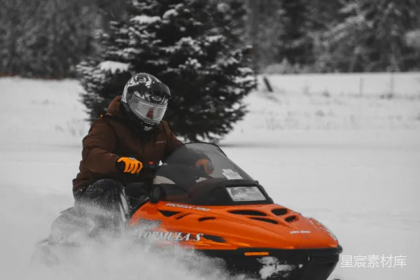 高清摄影 白天一名男子驾驶雪地摩托