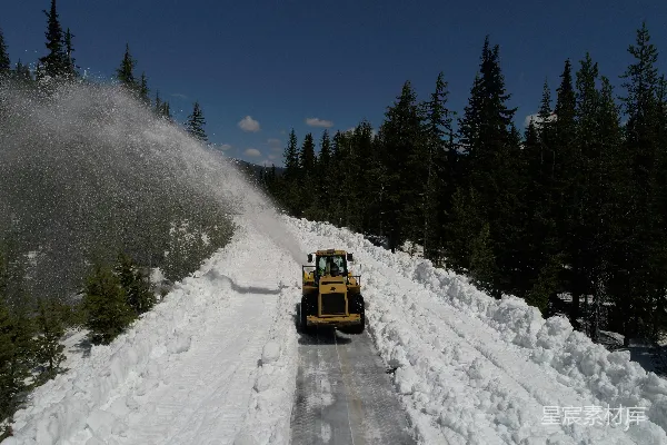 高清摄影 雪犁在覆盖着白雪的道路上行驶